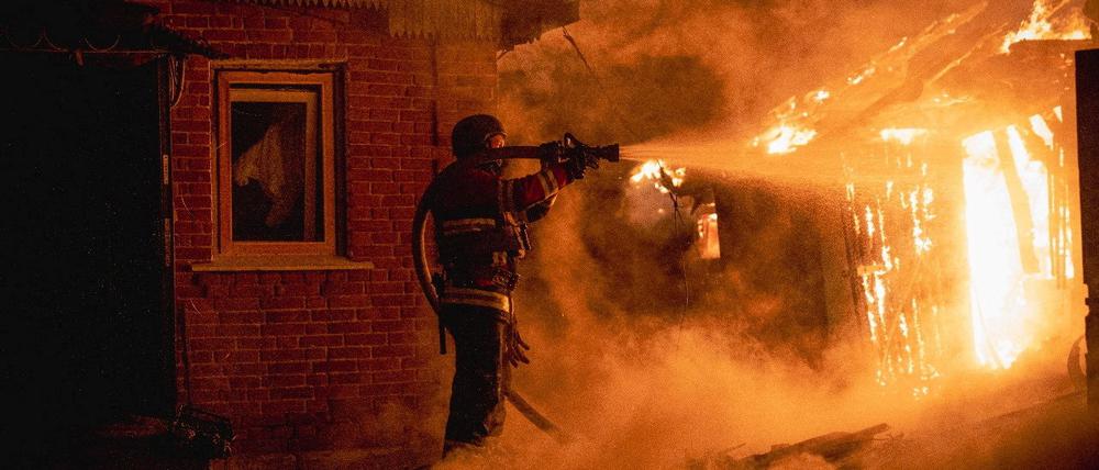 Ein Feuerwehrmann ist nach einem russischen Militärschlag in der ukrainischen Region Sumy im Einsatz.