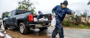 Bewohner versuchen in Kalifornien, ihre Grundstücke mit Sandsäcken vor den Wassermassen zu schützen.
