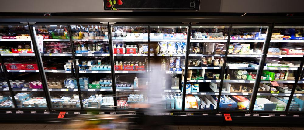 Im Geldbeutel bleibet mehr drin: Butter und Milch sind günstiger zu haben. (Archivbild)