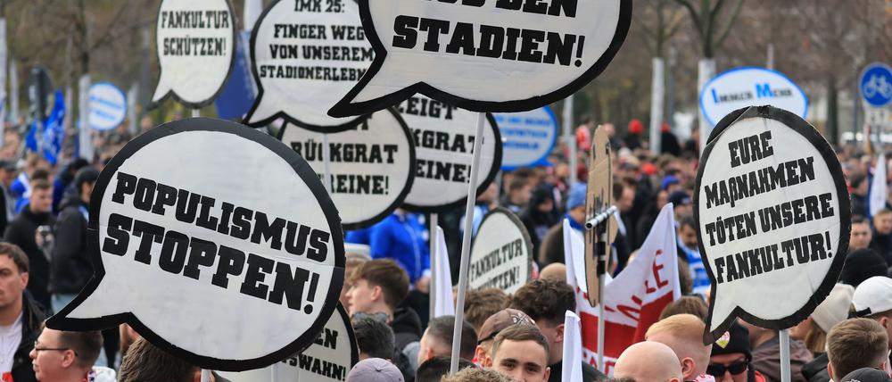 Fans vieler Vereine kamen zu dem Protestmarsch.