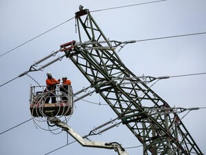 Monteure erneuern eine Hochspannungsleitung.