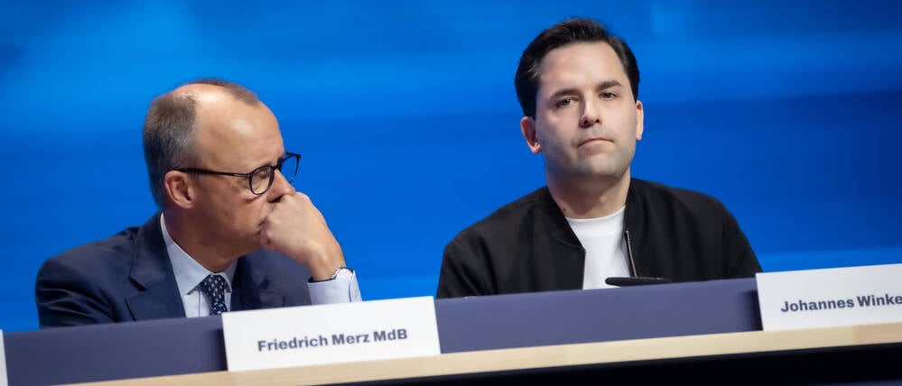 JU-Chef Johannes Winkel (r.) hat seine Ablehnung des Rentenpakets von Kanzler Friedrich Merz (l.) schon mitgeteilt.