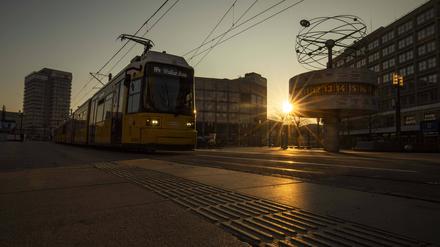 Berlin erwacht: Sonnenaufgang in Mitte, Der Sonnenaufgang taucht Berlin in goldenes Licht