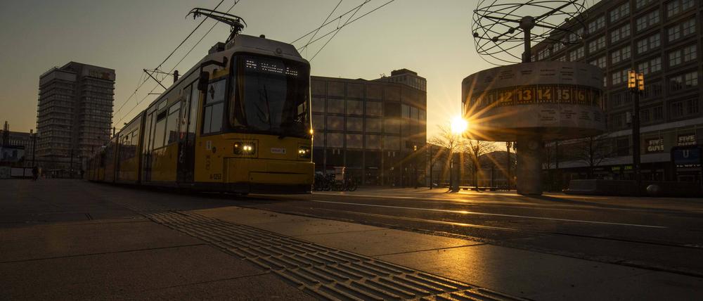 Berlin erwacht: Sonnenaufgang in Mitte, Der Sonnenaufgang taucht Berlin in goldenes Licht