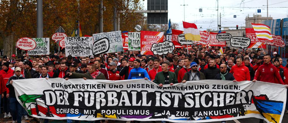 „Der Fußball ist sicher“ meinen zumindest die Fans, die am Sonntag durch die Leipziger Innenstadt zogen.