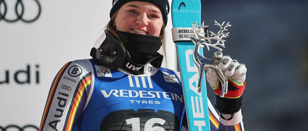 Emma Aicher jubelt über ihren dritten Platz beim Slalom von Levi.