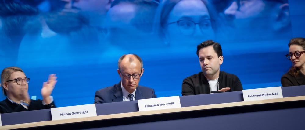 Friedrich Merz, Bundeskanzler, nach seiner Rede, mit Johannes Winkel, Bundesvorsitzender Jungen Union und Mitglied Junge Gruppe der CDU-CSU-BundestagsfraktionJunge Union Deutschlandtag 2025 im Europark Rust.