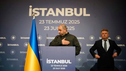 Der Chefverhandler des ukrainischen Teams, Rustem Umjerow (l), Ex-Verteidigungsminister und neu ernannte Sekretär des nationalen Sicherheitsrats, gestikuliert während einer Pressekonferenz nach Friedensverhandlungen zwischen russischen und ukrainischen Delegationen im Ciragan-Palast.