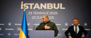 Der Chefverhandler des ukrainischen Teams, Rustem Umjerow (l), Ex-Verteidigungsminister und neu ernannte Sekretär des nationalen Sicherheitsrats, gestikuliert während einer Pressekonferenz nach Friedensverhandlungen zwischen russischen und ukrainischen Delegationen im Ciragan-Palast.