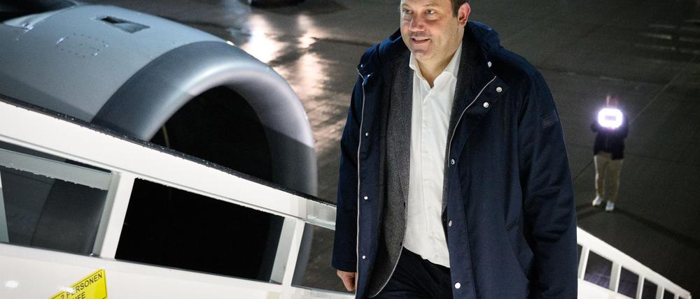 Klingbeil (SPD) reist als erster Minister der schwarz-roten Bundesregierung nach China - Außenminister Johann Wadephul (CDU) hatte seine Reise zuvor verschoben.