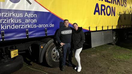 Kinderzirkus Aron in Treptow-Köpenick hochladen. Das Paar sind Sandra Sperlich und Sascha Endres.