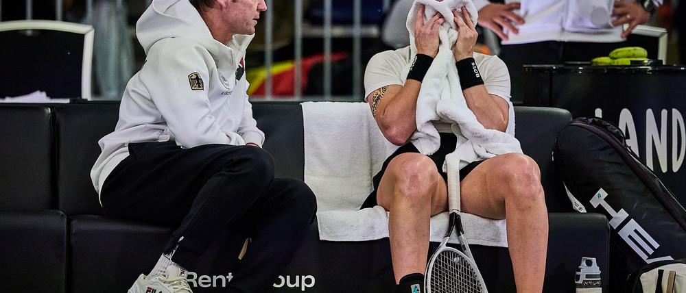 Ella Seidel vergräbt ihr Gesicht hinter einem Handtuch - Teamchef Rainer Schüttler tröstet.