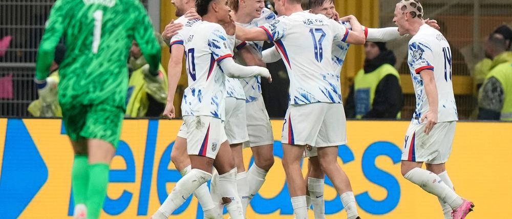 Norwegen und Torjäger Erling Haaland (Mitte) freuen sich nach einem 4:1 in Italien auf die erste WM-Teilnahme seit 1998.