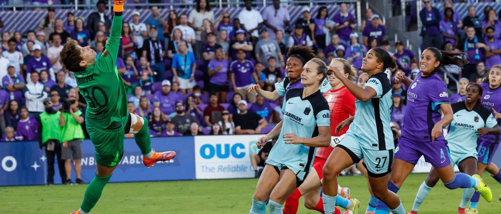 Nationaltorhüterin Ann-Katrin Berger (l) rettete den Halbfinal-Sieg ihres US-Teams Gotham FC in der Nachspielzeit.