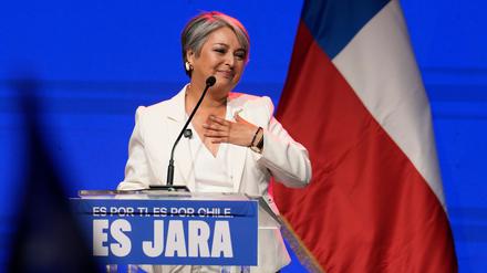Regierungskandidatin Jara liegt bei den Wahlen knapp vorn.