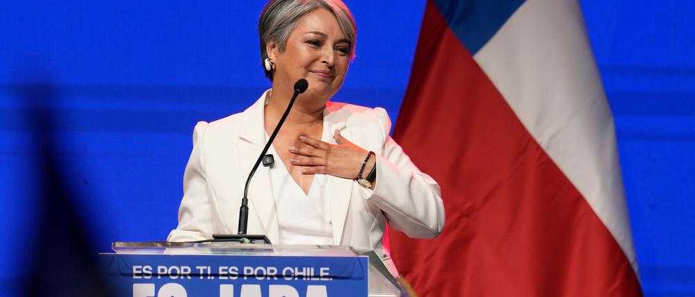 Regierungskandidatin Jara liegt bei den Wahlen knapp vorn.