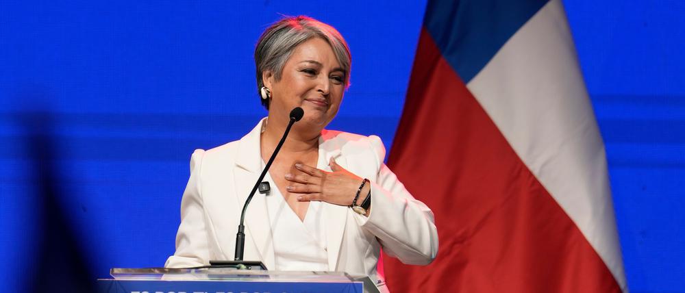 Regierungskandidatin Jara liegt bei den Wahlen knapp vorn.