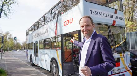 06.05.2021, Berlin: Thomas Heilmann (CDU), Bundestagsabgeordneter, steht vor einem Bus, in dem sich eine Corona-Teststelle befindet. Der CDU-Landesverband stellte ein Corona-Testzentrum-Konzept an Schulen vor. Foto: Jörg Carstensen/dpa +++ dpa-Bildfunk +++
