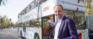 06.05.2021, Berlin: Thomas Heilmann (CDU), Bundestagsabgeordneter, steht vor einem Bus, in dem sich eine Corona-Teststelle befindet. Der CDU-Landesverband stellte ein Corona-Testzentrum-Konzept an Schulen vor. Foto: Jörg Carstensen/dpa +++ dpa-Bildfunk +++
