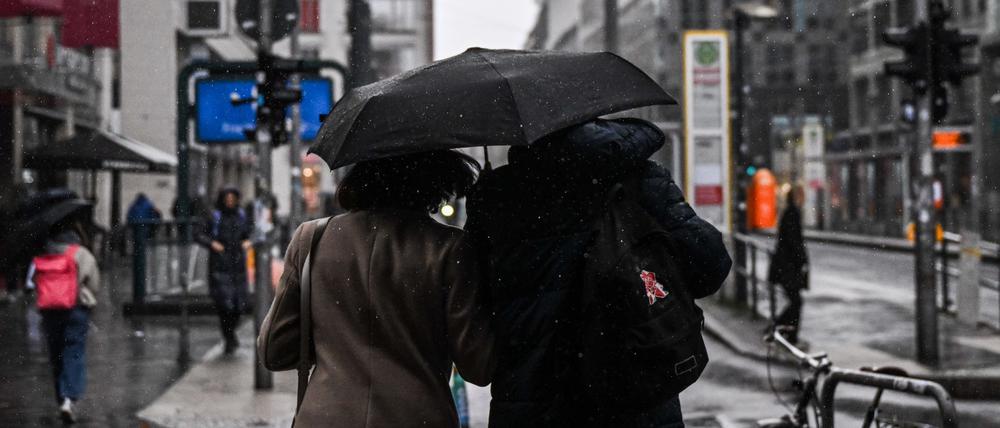 Regen- und Graupelschauer sind am Montag angekündigt. (Symbolbild)