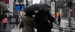 Regen- und Graupelschauer sind am Montag angekündigt. (Symbolbild)