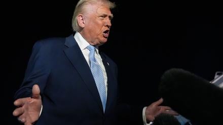 Trump stellt sich jetzt hinter eine Abstimmung zu den Epstein-Akten.