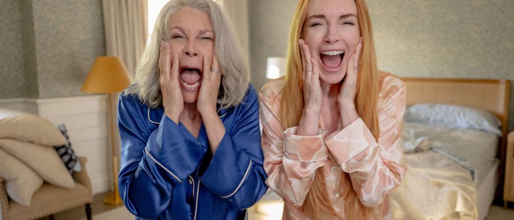 Jamie Lee Curtis als Tess Coleman und Lindsay Lohan als Anna Coleman in Disneys "Freakier Friday".