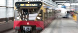 Die S41 und S42 sind am Montagmorgen von einer Störung betroffen. (Symbolbild)