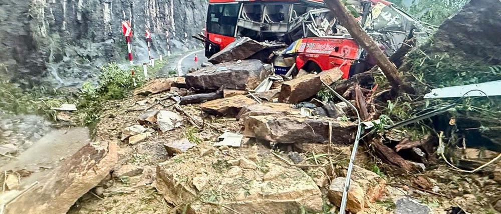 Im vorderen Teil des Busses wurden viele Passagiere eingeklemmt.