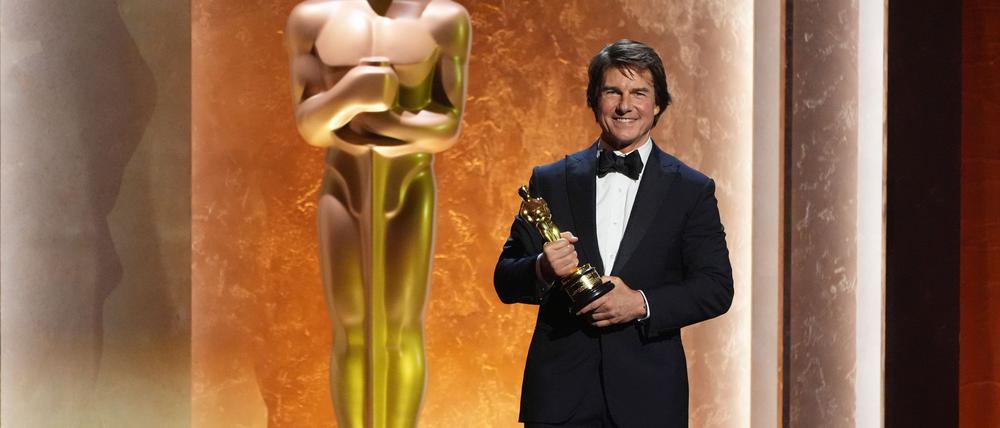 Tom Cruise freut sich über seine erste Oscar-Trophäe.