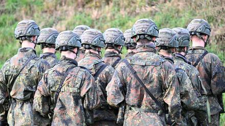 Rekruten bei der Schießausbildung im Rahmen eines Medientages zur Basisausbildung bei der Bundeswehr im Aufklärungsbataillon 7 (Symbolbild).