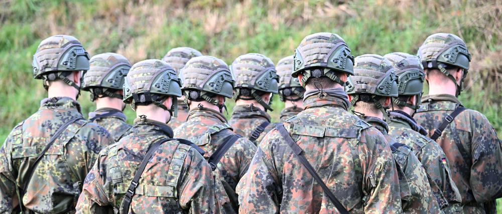 Rekruten bei der Schießausbildung im Rahmen eines Medientages zur Basisausbildung bei der Bundeswehr im Aufklärungsbataillon 7 (Symbolbild).