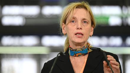 Karin Prien (CDU), Bundesministerin für Bildung, Familie, Senioren, Frauen und Jugend, bei einem Pressetermin am 11. November in Berlin.