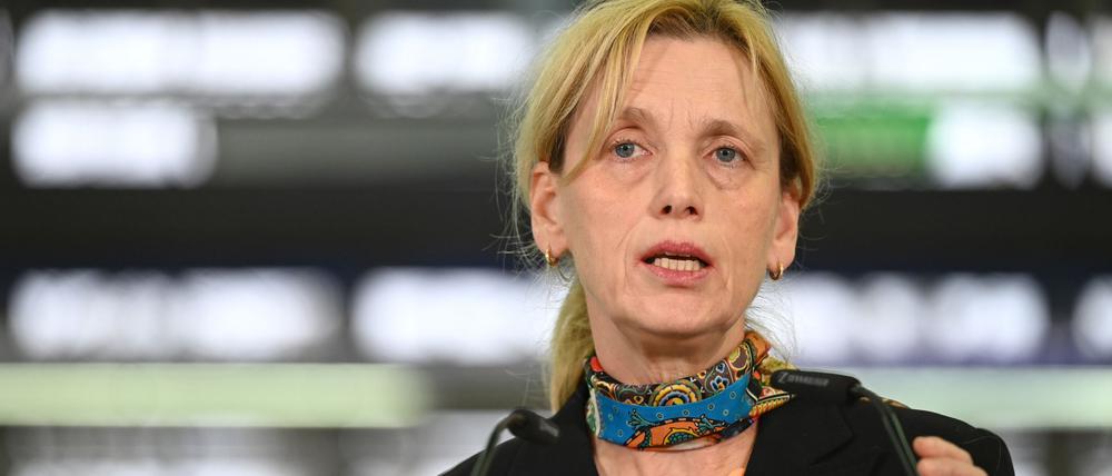 Karin Prien (CDU), Bundesministerin für Bildung, Familie, Senioren, Frauen und Jugend, bei einem Pressetermin am 11. November in Berlin