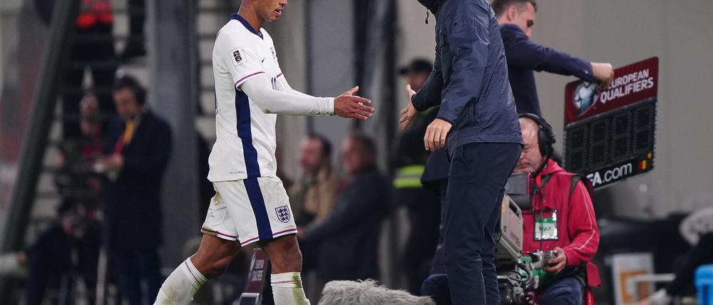 Jude Bellingham klatscht bei der Auswechslung noch mit Thomas Tuchel ab.