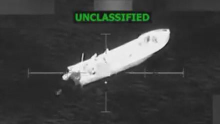 Dieser Screenshot aus einem Video, das US-Verteidigungsminister Pete Hegseth am 10. November 2025 auf seinem X-Account gepostet hat, zeigt laut Hegseth einen tödlichen Angriff auf ein Schiff, das am 9. November 2025 im östlichen Pazifik Drogen transportierte (Symbolbild).