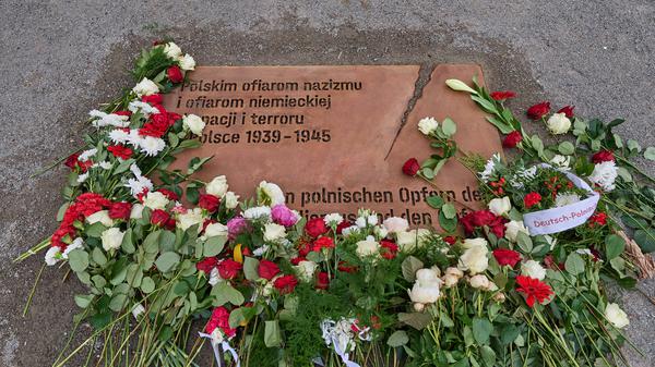 Gedenkort für die Opfer der deutschen Besatzung Polens im Zweiten Weltkrieg. Er befindet sich auf dem Gelände der ehemaligen Kroll-Oper.