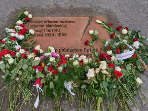 Gedenkort für die Opfer der deutschen Besatzung Polens im Zweiten Weltkrieg. Er befindet sich auf dem Gelände der ehemaligen Kroll-Oper.