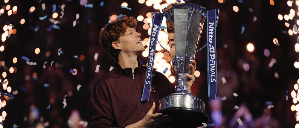 Jannik Sinner hat seinen Siegerpokal in Turin verteidigt.