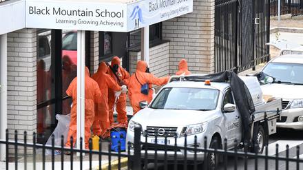 In Schutzanzügen wurden die Schulen gesäubert und der Sand entsorgt.