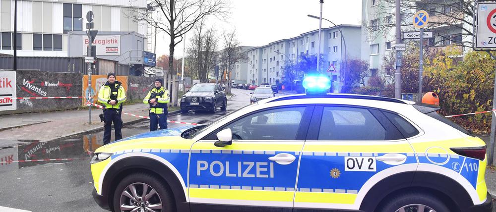 Die Berliner Polizei sieht keinen Zusammenhang zwischen einer Explosion an einem Krankenhaus in Neukölln und einer Brandstiftung an der Charité in Mitte. (Archivbild)