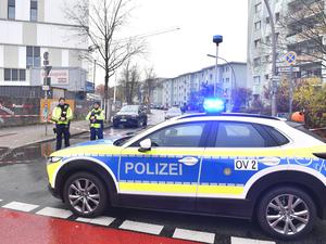Die Berliner Polizei sieht keinen Zusammenhang zwischen einer Explosion an einem Krankenhaus in Neukölln und einer Brandstiftung an der Charité in Mitte. (Archivbild)