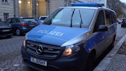 Ein Polizeiauto steht vor einer Berliner Schule. Eine über mehrere Messenger-Dienste verbreitete angebliche Anschlagsankündigung gegen rund 20 Schulen sorgt in Berlin für Unruhe. 