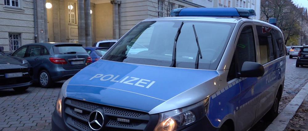 17.11.2025, Berlin: Ein Polizeiauto steht vor einer Berliner Schule. Eine über mehrere Messenger-Dienste verbreitete angebliche Anschlagsankündigung gegen rund 20 Schulen sorgt in Berlin für Unruhe. Bei der Polizei sind über den Notruf mehr als 900 Anrufe eingegangen, wie ein Sprecher sagte. Laut Polizei handelt es sich bei der Ankündigung um «Falschinformationen, die gezielt Ängste schüren sollen». Foto: Sven Käuler/dpa - ACHTUNG: Kennzeichen der Privatfahrzeuge gepixelt +++ dpa-Bildfunk +++