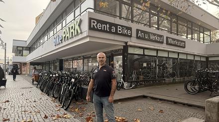 Selami Akosman vor seinem „Bike Park“. 