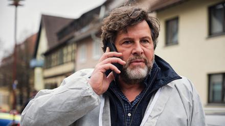 HANDOUT - 11.11.2025, ---: Friedemann Berg (Hans-Jochen Wagner) erhält eine private Nachricht, die ihn völlig aus der Fassung bringt in einer undatierten Szene aus der Folge «Der Reini» aus der Krimireihe «Tatort». Der «Tatort: Der Reini» - Krimi aus dem Schwarzwald wird am 16.11.2025 in der ARD ausgestrahlt. Foto: Benoît Linder/SWR/ARD/dpa - ACHTUNG: Nur zur redaktionellen Verwendung im Zusammenhang mit einer Berichterstattung über die Sendung und nur mit vollständiger Nennung des vorstehenden Credits +++ dpa-Bildfunk +++