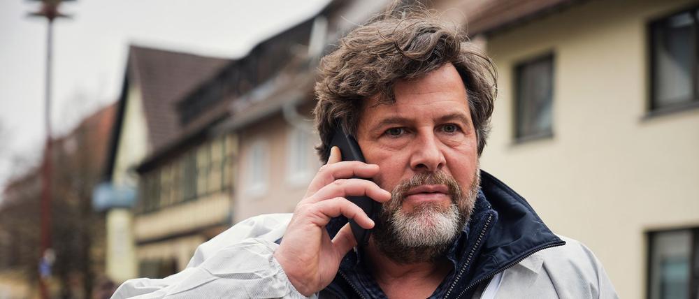 HANDOUT - 11.11.2025, ---: Friedemann Berg (Hans-Jochen Wagner) erhält eine private Nachricht, die ihn völlig aus der Fassung bringt in einer undatierten Szene aus der Folge «Der Reini» aus der Krimireihe «Tatort». Der «Tatort: Der Reini» - Krimi aus dem Schwarzwald wird am 16.11.2025 in der ARD ausgestrahlt. Foto: Benoît Linder/SWR/ARD/dpa - ACHTUNG: Nur zur redaktionellen Verwendung im Zusammenhang mit einer Berichterstattung über die Sendung und nur mit vollständiger Nennung des vorstehenden Credits +++ dpa-Bildfunk +++