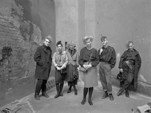 Von links nach rechts: Tomy, Kochlehrling, Silvy, Schuelerin, Manuela, Apothekerlehrling, Trixi, Schuelerin, Wembley, Konditorlehrling, Tatjana, Friseurlehrling