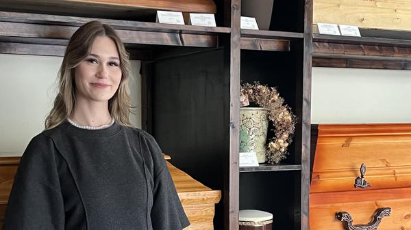 Lorelei Pankow absolviert eine Lehre zur Bestattungsfachkraft bei dem Unternehmen Kluth-Bestattungen in Schöneberg.