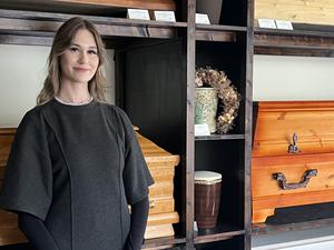 Lorelei Pankow absolviert eine Lehre zur Bestattungsfachkraft bei dem Unternehmen Kluth-Bestattungen in Schöneberg.